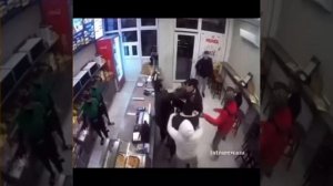 💥Один против толпы. Мужик в одиночку навалял наглым парням не выходя из магазина!