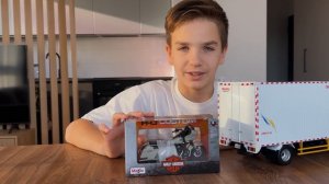 Марк показывает изготовленную на заказ модель грузовика Isuzu NPR в масштабе 1 к 18