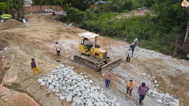 Строительство дороги, сборщики металла