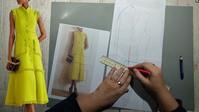 Моделирование. Платье из ткани с бахромой. Цельнокроеный воротник с застежкой. Выкройка № 1929. смотреть онлайн