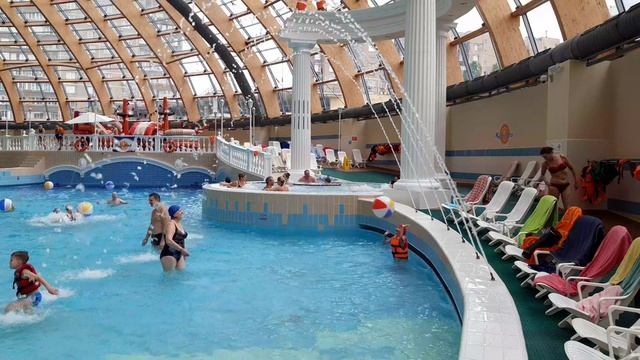 Бабушка с внучкой играют в мяч смотреть онлайн