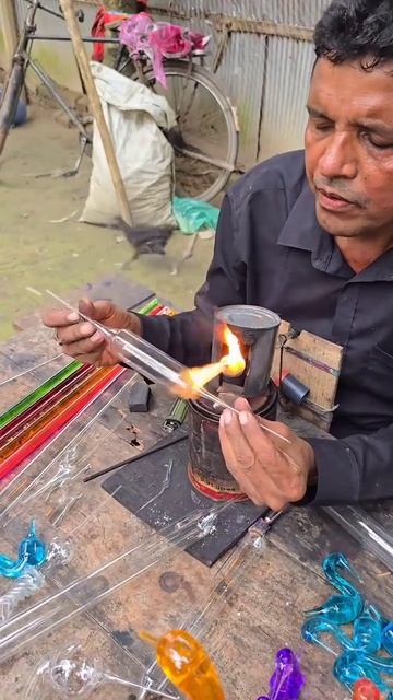 Он делает игрушки из старых стеклянных ламп.