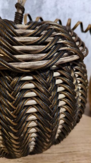 тыковка корневым плетением
из ротанга