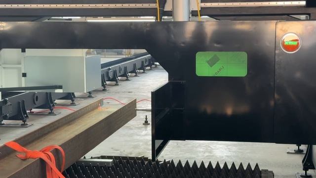 Двутавровые балки — демонстрация вертикальной резки 1 — XTLASER — станки серии HPC смотреть онлайн