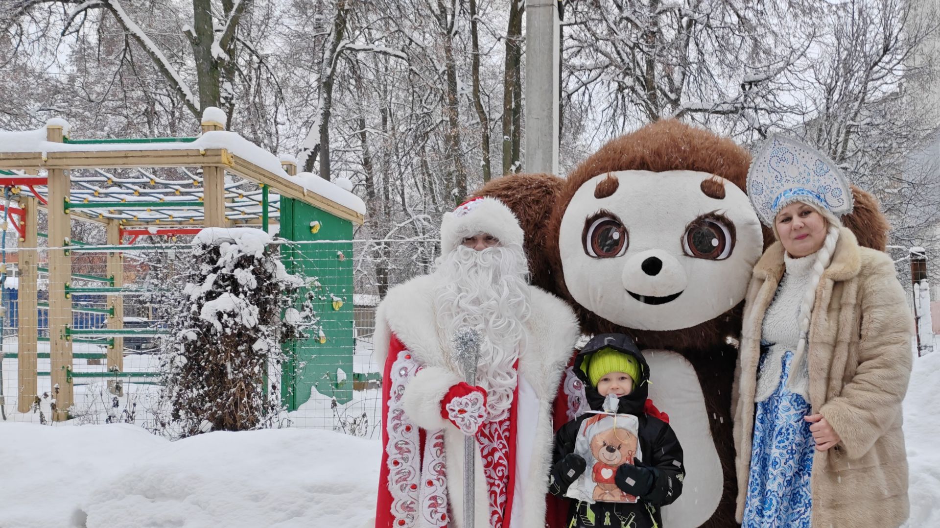 Праздник во дворе / Старая Снегурочка и немой Дед Мороз (01.26)