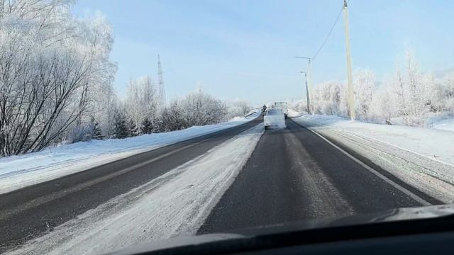 Красота зимней дороги в Сибири