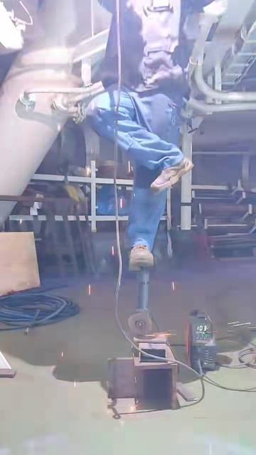 Виртуоз своего дела)) #мастерство #сварщик #сварка #металл #болгарка #обрезка