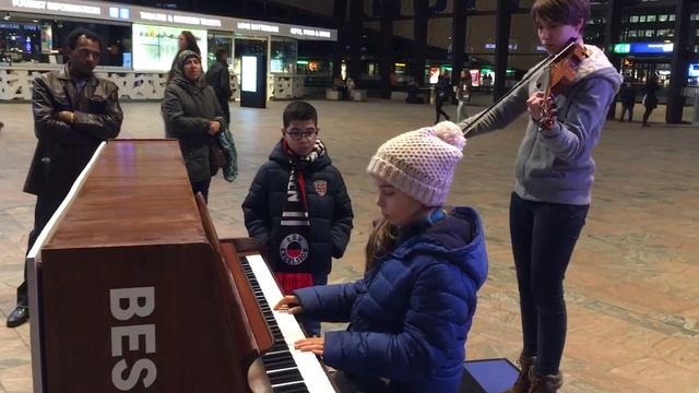 Аллилуйя (Коэн) в исполнении фортепиано и скрипки на вокзале Роттердама.Hallelujah (Cohen) смотреть онлайн