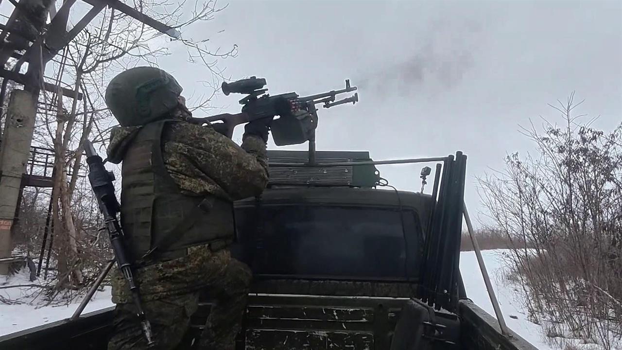 На передовой работают мобильные огневые группы. смотреть онлайн