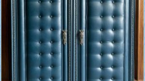 Перетяжка (обивка) входных дверей кожзамом.