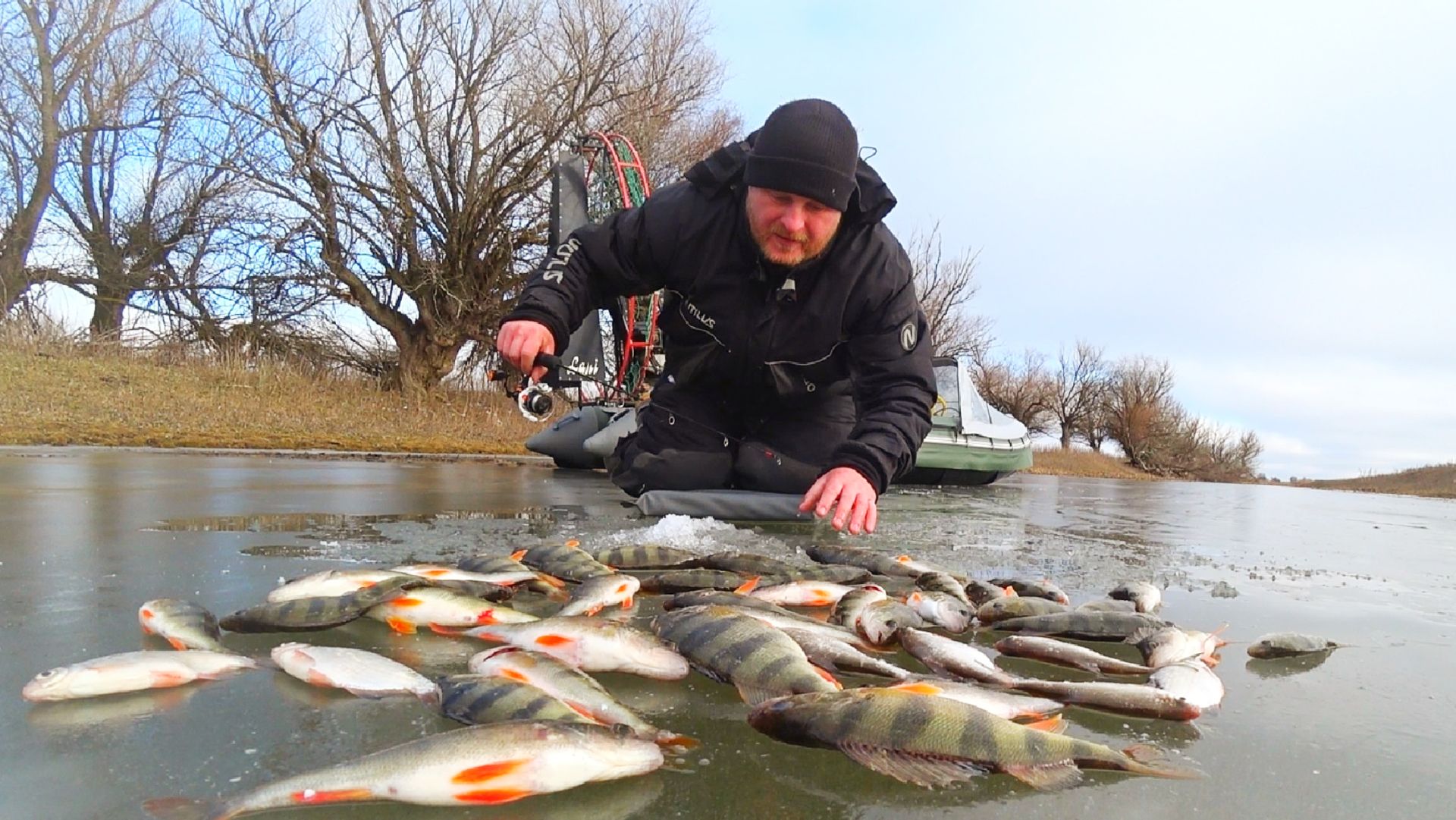 ПЕРВАЯ РЫБАЛКА НА ЛЬДУ 2026. ЗИМНЯЯ РЫБАЛКА. КЛЁВ БЕШЕНЫЙ. НА АЭРОЛОДКЕ смотреть онлайн