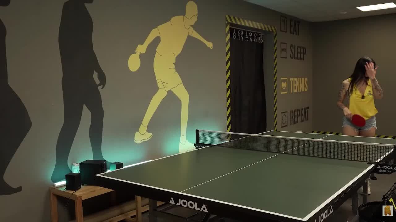 Невероятные навыки игры в пинг-понг 😲 смотреть онлайн