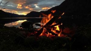 🔥 Костёр у озера с расслабляющими ночными звуками природы | Сон, медитация, антистресс