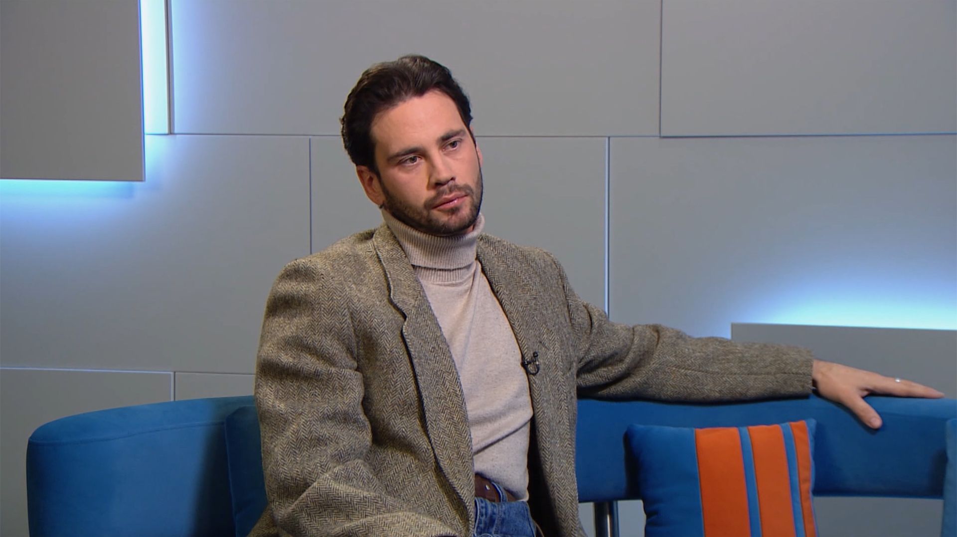 Местное время. Санкт-Петербург. Актер Небольшого драматического театра Илья Тиунов смотреть онлайн