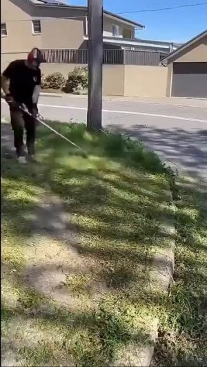 Мужчина подготовил свой дом и двор к ремонту.