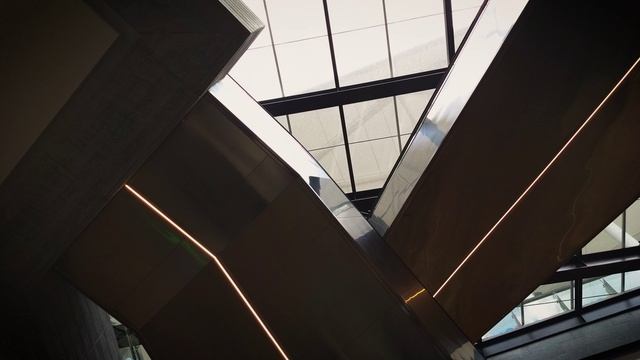 Low_View_Angle_Of_Escalators_In_The_Mall_pz06_1219 смотреть онлайн