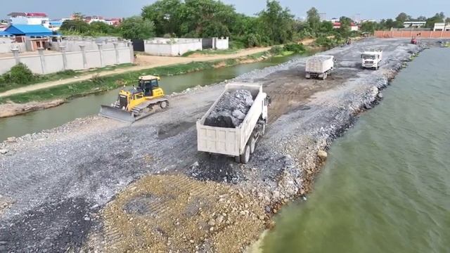 Great Action!! Shantui Bulldozer Working Hard Pushing Many Stone On The Lake Into Water смотреть онлайн
