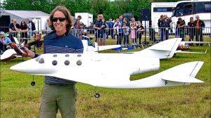 Радиоуправляемая модель космического корабля Virgin Galactic SpaceShip 2 из фильма «Белый рыцарь 2»