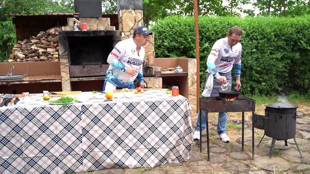 "И РЫБА И МЯСО" Михаил Селезнев готовит молочную судачью уху и филе судака