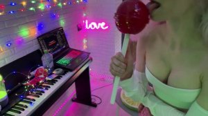 Блогер Ksufee сосет леденец