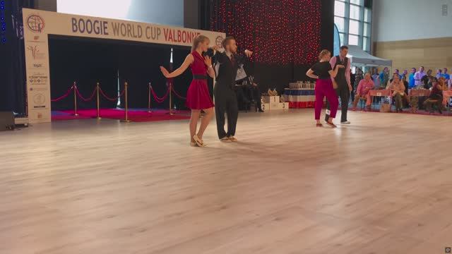 Сондре и Таня Быстрое исполнение буги-вуги 4K HDR смотреть онлайн