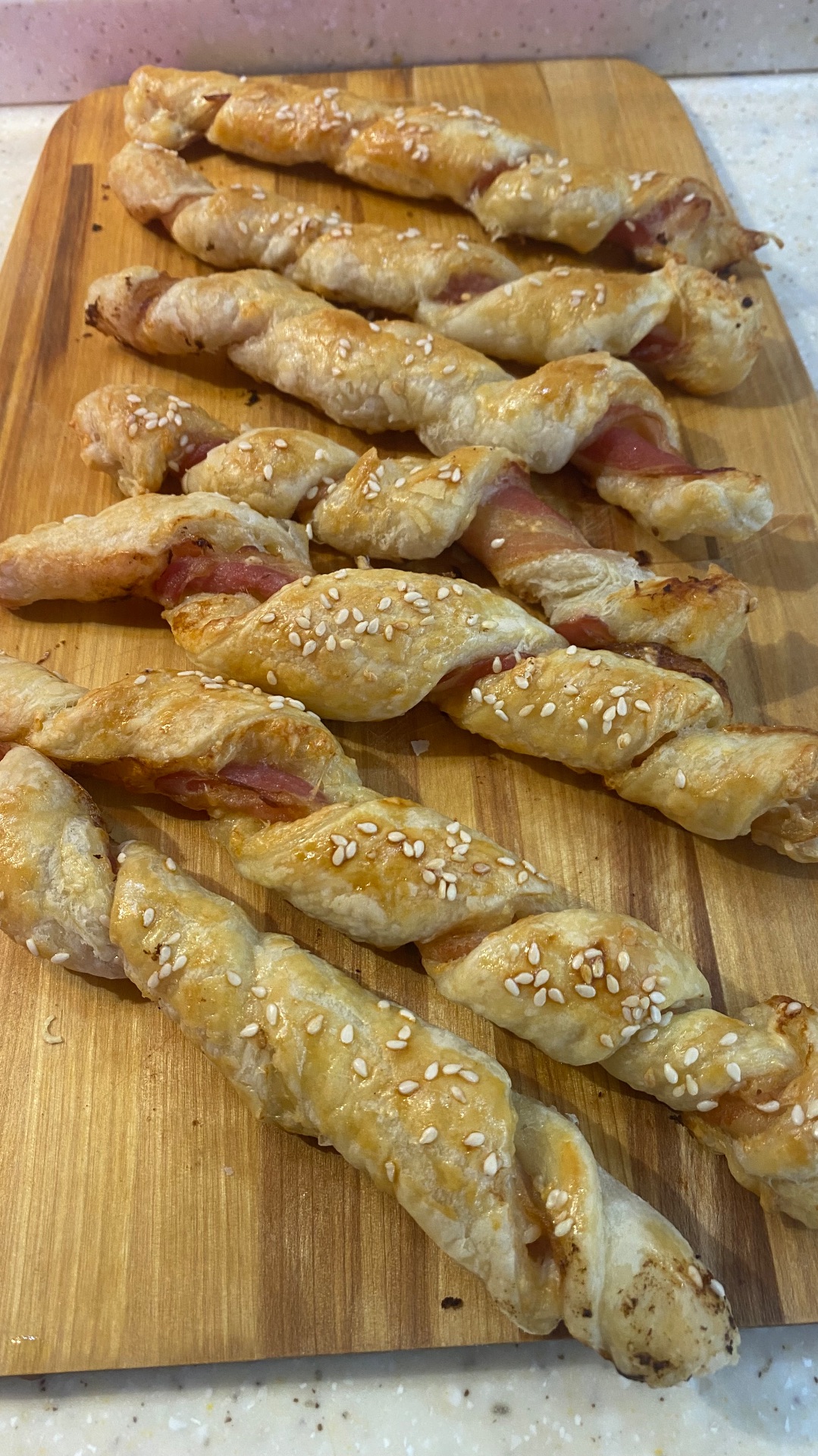 Спиральки из слоеного теста с беконом и сыром