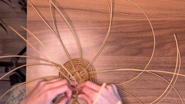 Плетение корзинки для хранения из ротанга