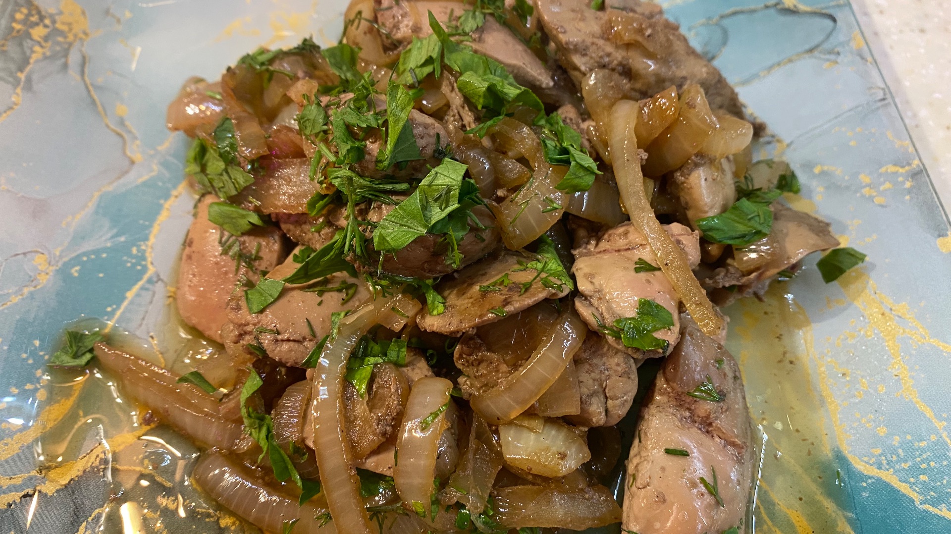 Жареная утиная печень с луком