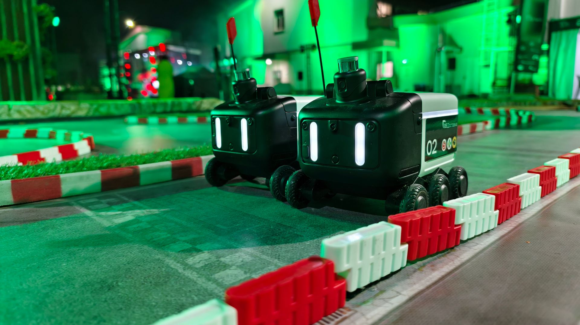 Гонки роботов доставщиков Big technight X5 клуб смотреть онлайн