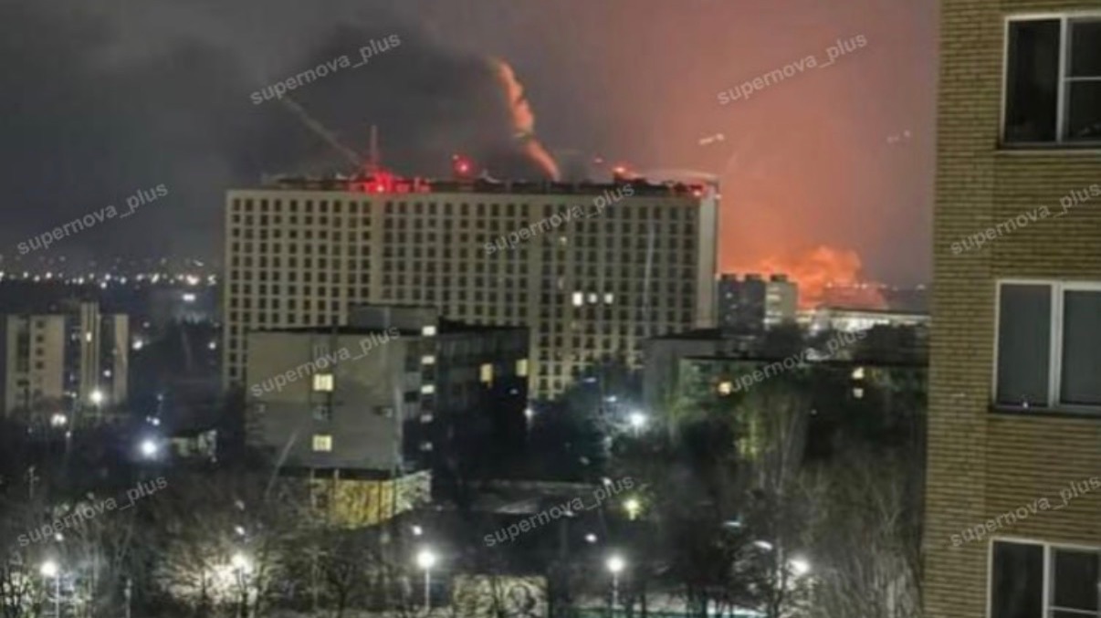 Появились кадры атаки БПЛА на Таганрог.Атаковано 2 завода и жилые дома.13.01.2026 смотреть онлайн