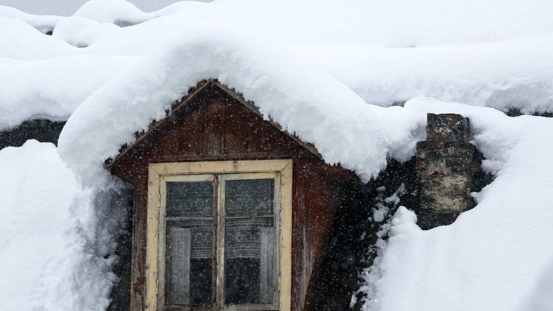 Мощный циклон намел на Камчатке сугробы до второго этажа смотреть онлайн