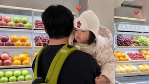 Тэхён пронес с собой ребенка в магазин как настоящий заботливый отец!