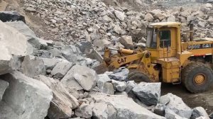 Масштабная погрузка породы с помощью мощного колесного погрузчика 966