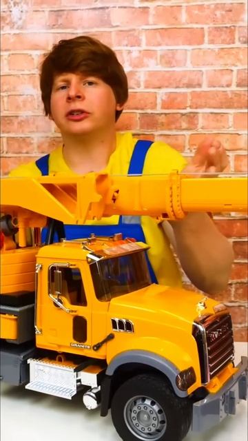 Автокран не выдержал нагрузку! 🤕 #машинки #игрушки #видеодлядетей смотреть онлайн