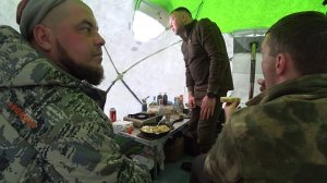 ЗАКРЕПИЛИСЬ НА ЛЬДУ, ВСЁ ГОТОВО! ПОШЛИ ПЕРВЫЕ СУДАКИ, ПАЛАТКА НА ЛЕЩА \ ОБЗОР КЕМПИНГА, РЫБАЛКА 2026