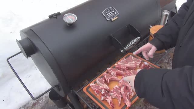 БАРАШЕК С ОВОЩАМИ И КАРТОФЕЛЕМ В СМОКЕРЕ OKLAHOMA JOE!) ВЫ ДОЛЖНЫ ЭТО ПРИГОТОВИТЬ!) смотреть онлайн