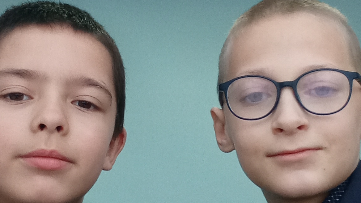 мы с моим другом дегустируем конфету из школы!