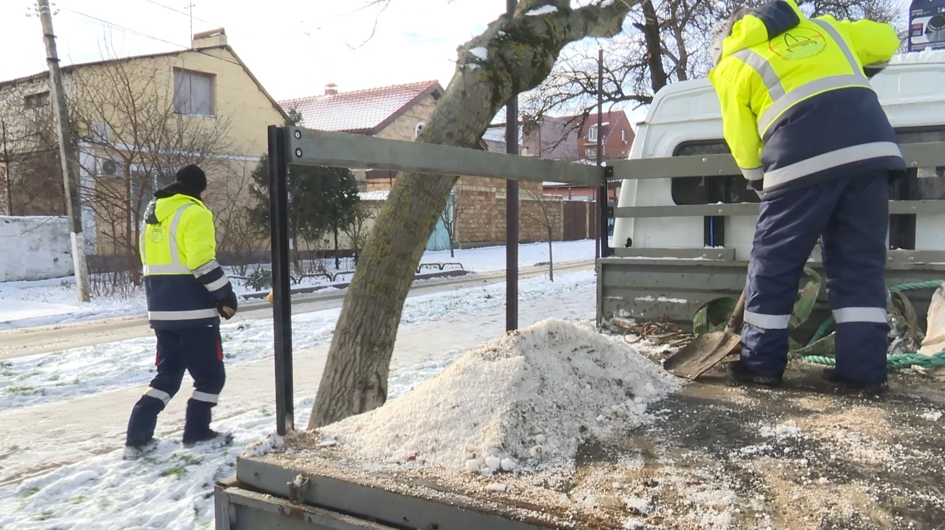Более 70 кубометров пескосоляной смеси использовали анапские коммунальщики за минувшие сутки смотреть онлайн