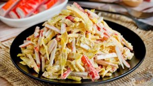 САЛАТ С КРАБОВЫМИ ПАЛОЧКАМИ И ЯИЧНЫМИ БЛИНЧИКАМИ
