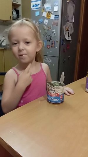 Вы только посмотрите, КАК она ест сгущёнку! 😍