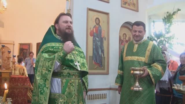 Святая Троица. Окончание праздничной службы в Храме Рождества Христова с. Сенино. 31 мая 2015 года смотреть онлайн