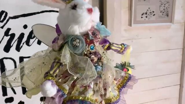 Коллекционная кукла ЗАЙКА ВИВИ - ФРЕЙЛИНА ИЗ ДВОРЦА ИЗЯЩЕСТВА, 44 см, MR51-37272-LAV-1