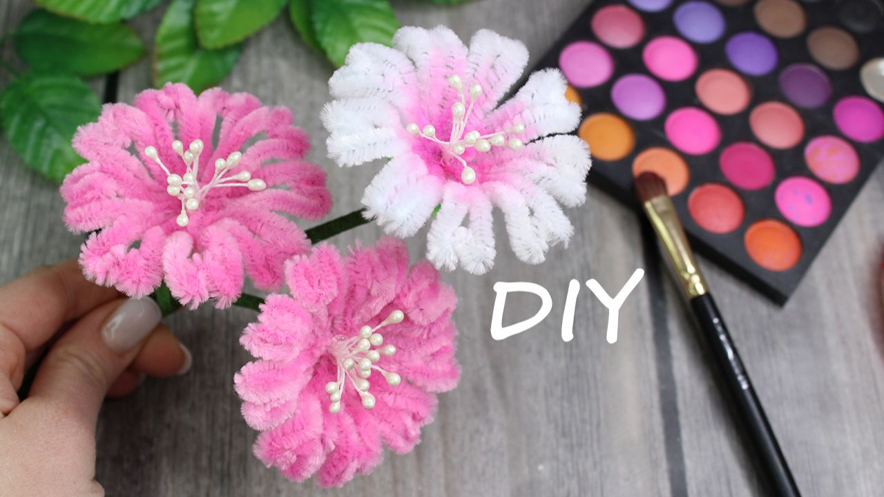 Красивый цветок из синельной проволоки затонировала тенями