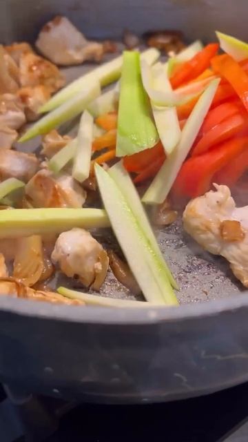 Фунчоза с курицей и овощами смотреть онлайн