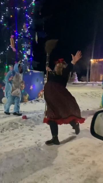 танец у ёлки.mp4 смотреть онлайн