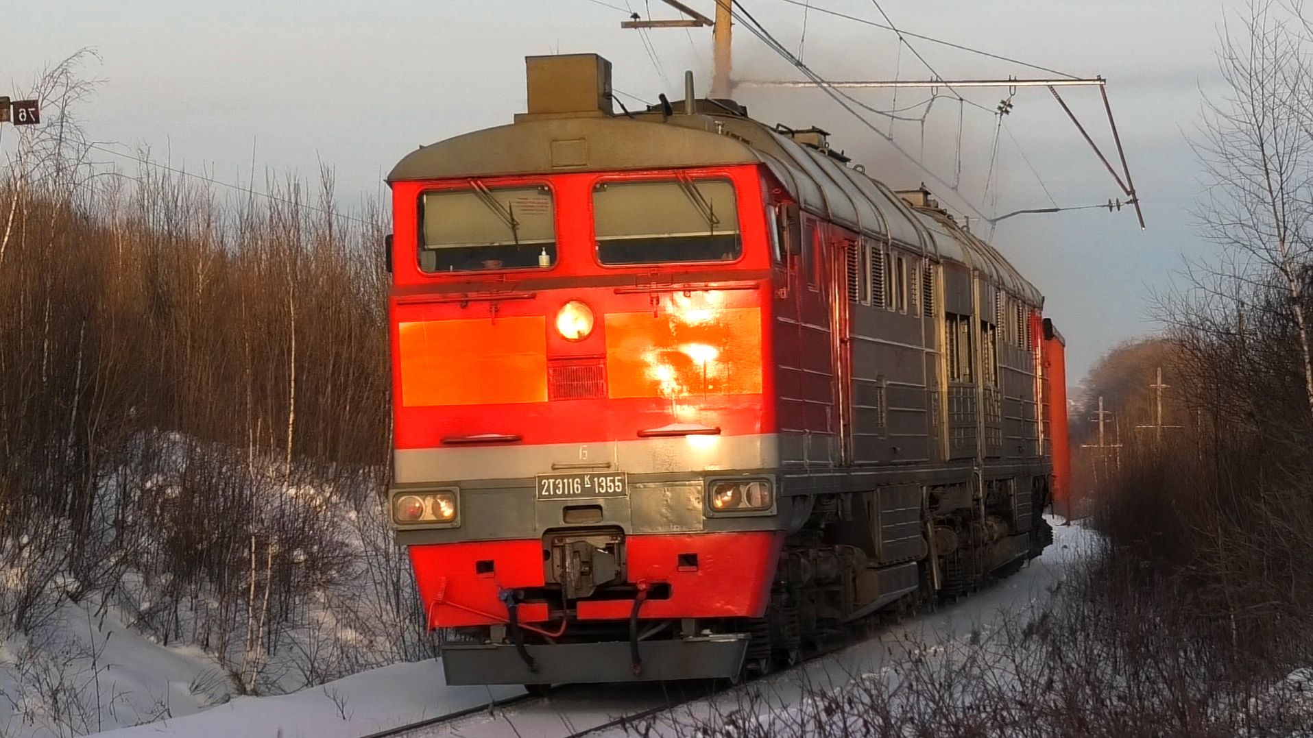 2ТЭ116К-1355 с одним полувагоном смотреть онлайн