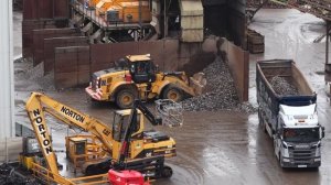 Вот как каталитические нейтрализаторы извлекаются из автомобильных двигателей