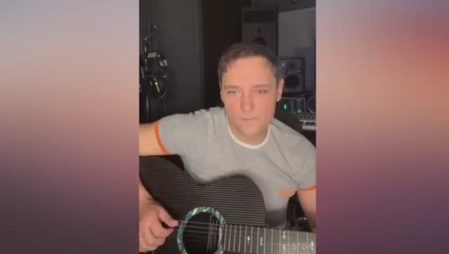 Юра Шатунов и его "Ручеёк" на гитаре в собственном исполнении 🎸✨🎤 смотреть онлайн
