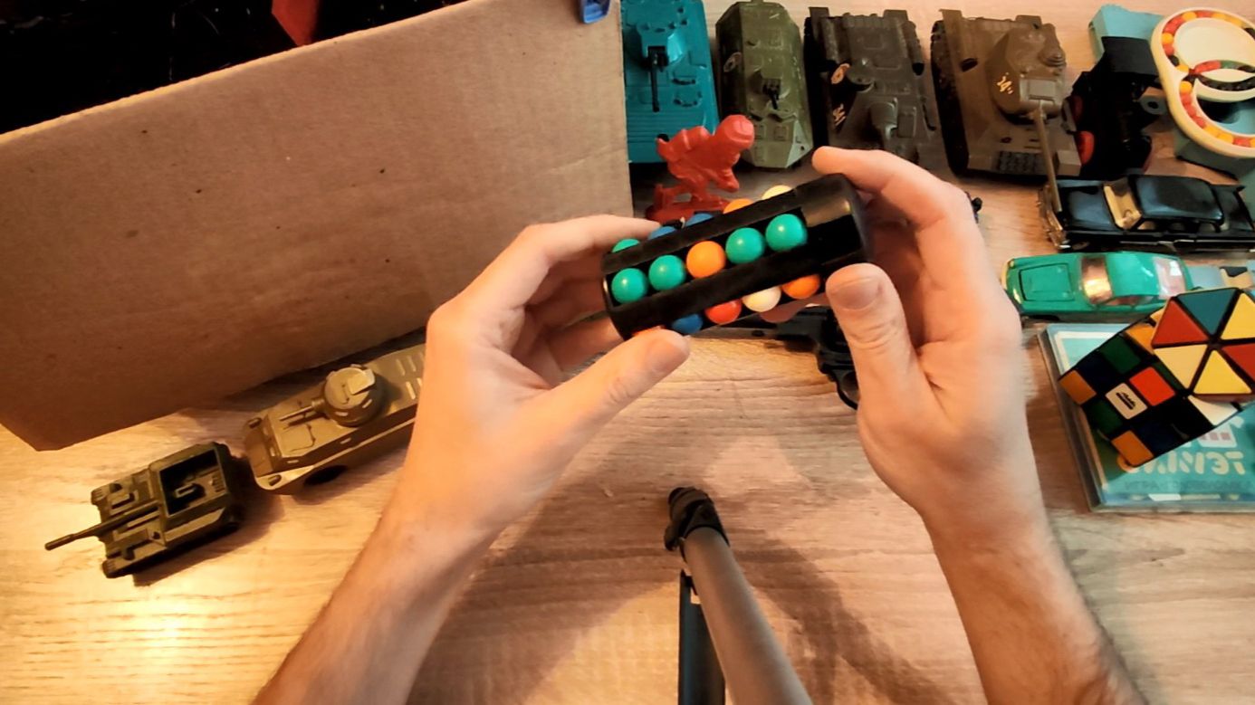 Коробка с игрушками из детства 80-ых-90-ых. Часть 1. Машинки, пистолеты, головоломки