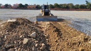 Масштабный гусеничный бульдозер-трансформер, перемещающий камни и грунт | выравнивающий поверхность